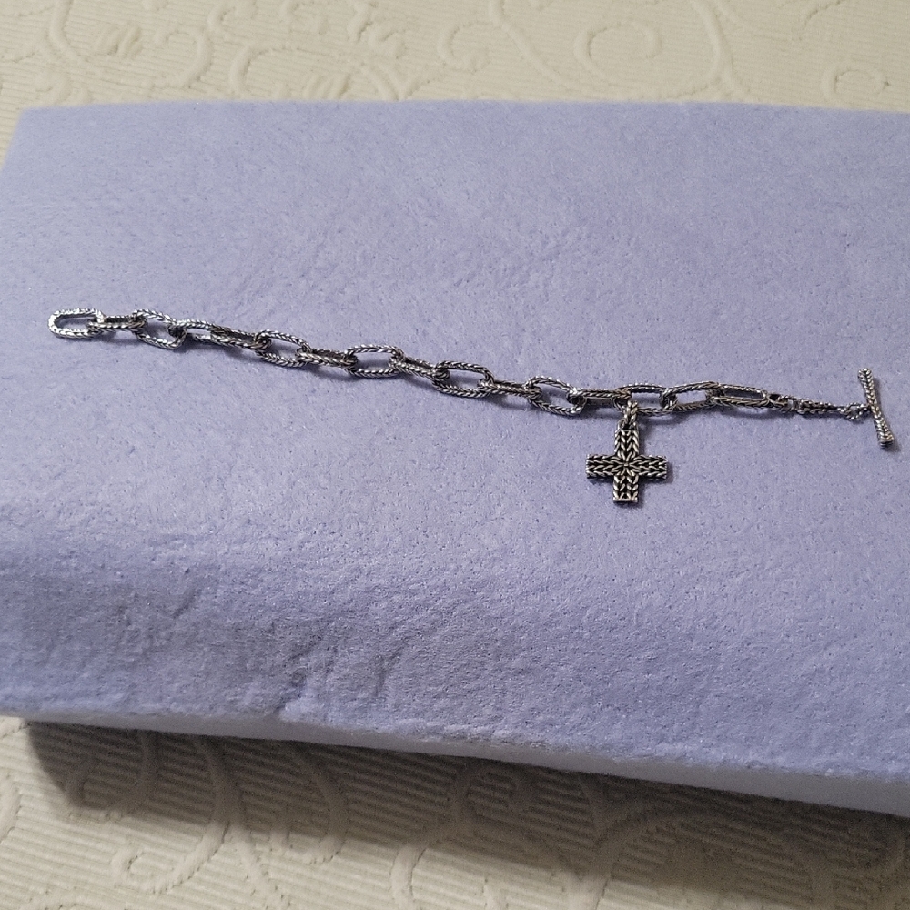 JOHN HARDY Elegant Silver Chain Bracelet with Cross Charm